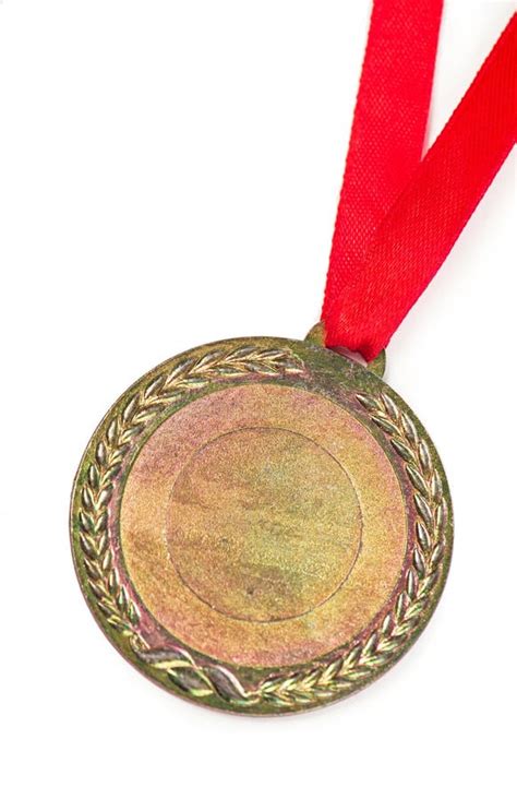 Medalla De Oro Con Cinta Roja Aislada En Blanco Foto De Archivo