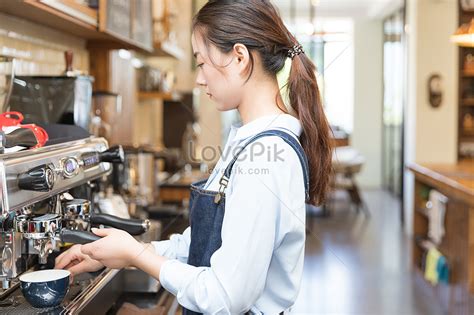 บาริสต้าทำกาแฟ Hd ภาพถ่ายเพศหญิง การทำ Barista ดาวน์โหลดฟรี Lovepik