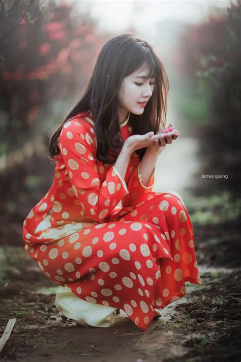 Hình ảnh hot girl Kiều Trinh diện áo dài đỏ xuất hiện trên hãng thông tấn lớn nhất thế giới