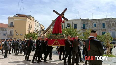 Venerd Santo La Processione Dei Misteri Sfila Per I Vicoli Di Bari