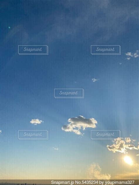 雲の隙間から見える太陽の写真・画像素材 5435234 Snapmart（スナップマート）