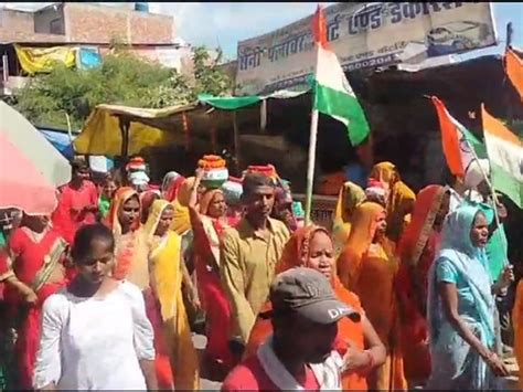 Grand Kalash And Tricolor Yatra Taken Out In Maharajganj हजारों लोग