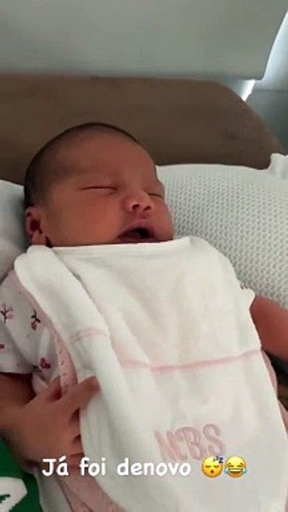 Neymar se derrete pela filha Mavie em vídeo fofo Acordou e dormiu de