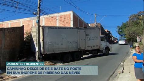 Caminhão desce rua íngreme de ré e bate em poste em Ribeirão das Neves