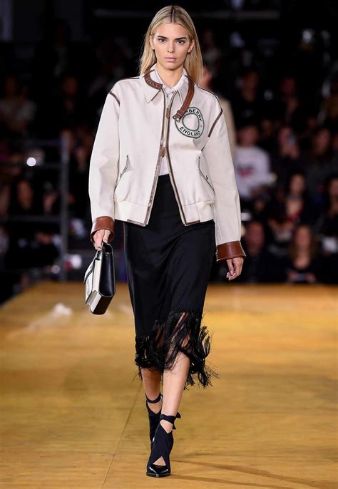 Kendall Jenner Debuts Blonde Hair for the First Time on Burberry Runway