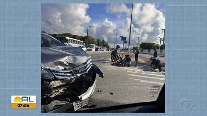 Carro E Moto Batem Na Avenida Gustavo Paiva Em Macei Alagoas G