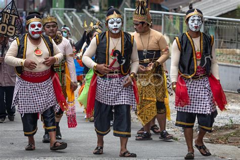 Tradisi Saparan Sleker Warga Lereng Gunung Merbabu Antara Foto