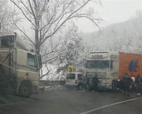 Accident terifiant pe Dealul Negru o utilitară s a zdrobit de un TIR