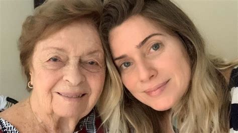 Leticia Spiller presta homenagem no aniversário de 90 anos da mãe