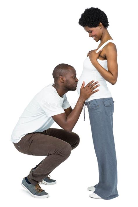 Homem Que Beija A Barriga Da Mulher Gravida Foto De Stock Imagem De