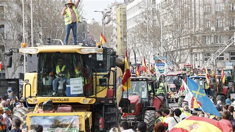 Una Tractorada Toma El Centro De Madrid Y Llega Al Ministerio De