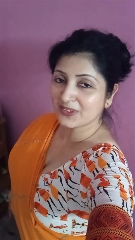 Hot Chubby Homely Bengali Aunty Open Big Navel And Cleavage In Orange Saree Mkv Snapshot 00 53