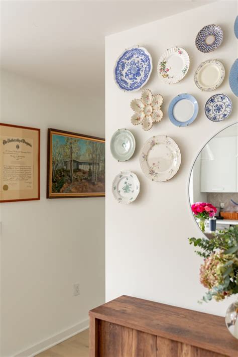 Why the Plate Wall Decor Trend Is Back for 2022 | Apartment Therapy