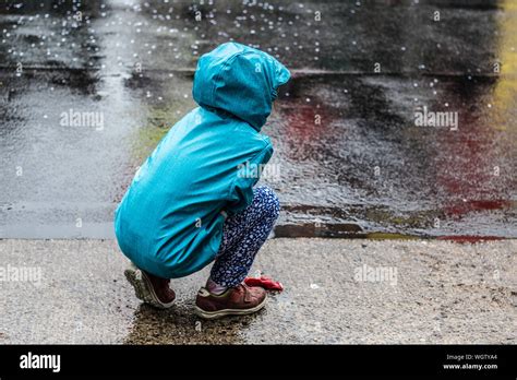 Enfant Accroupi Banque De Photographies Et Dimages à Haute Résolution