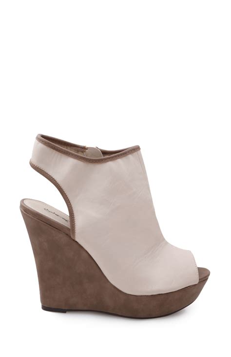 Beige Peep Toe Wedge In Beige Dailylook