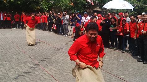 Sekjen Pdip Menang Lomba Balap Karung Perayaan Hut Ri Tribunnews