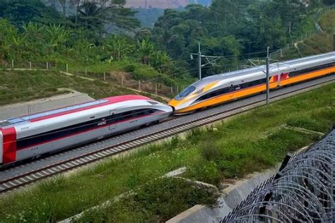 Saat Emu Red Komodo Dan Cit Doctor Yellow Kereta Cepat Digandengkan