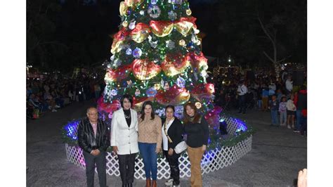 Más de mil asistentes en el tradicional encendido del árbol navideño en