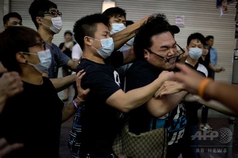 香港、集団が民主派デモ隊のバリケード撤去 占拠に不満の一団か 写真12枚 国際ニュース：afpbb News