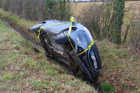 Relevant Une Voiture Finit Sa Course Dans Un Foss