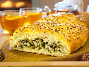 Пирог с грибами и куриным филе