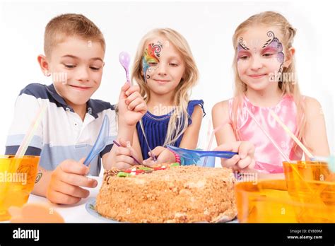 Felices Los Niños Comiendo Pastel De Cumpleaños Fotografía De Stock Alamy