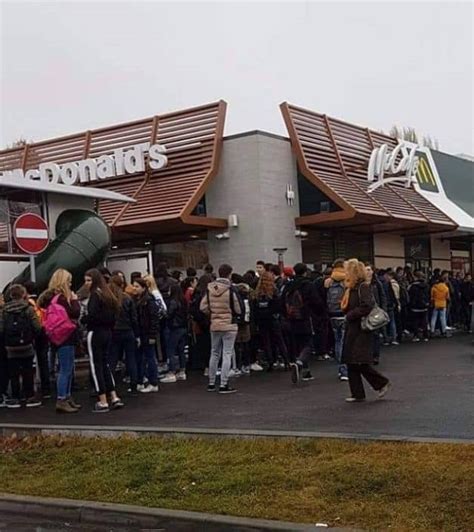 FOTO VIDEO Restaurantul KFC din Alba Mall s a deschis Înghesuială