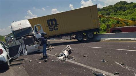 Aparatoso choque de tráiler y automóvil en carretera Veracruz Cardel