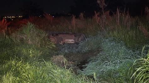 Carro casal de idosos é fechado por veículo sai da pista e tomba