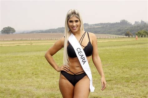 Misses Bumbum Encaram Aventura De Paraquedas Vestindo Apenas Lingerie