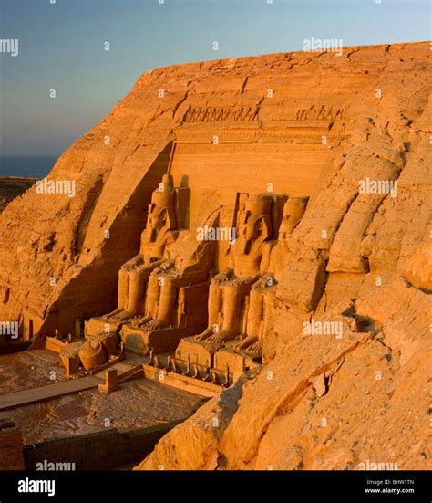 Estatuas Talladas De Rams S Ii Custodiando El Gran Templo De Abu Simbel