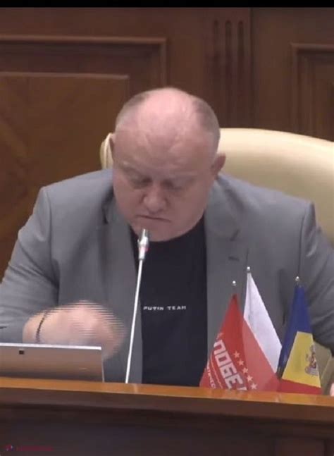 Un coleg din Parlament îi arată din deget transfugului Vasile Bolea cu