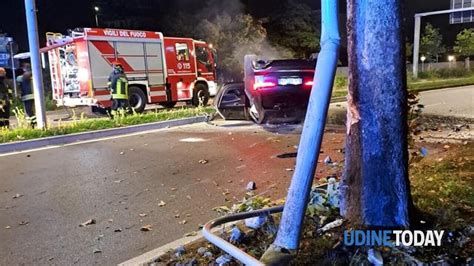 Incidente In Viale Venezia Auto Finisce Ruote All Aria E Prende Fuoco