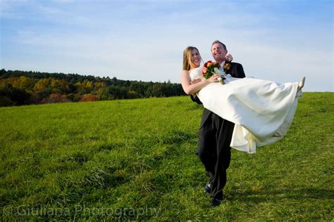 Traditions et symboles du mariage porter la mariée pour franchir l