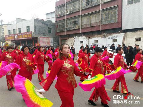 平顶山鲁山县四棵树乡：锣鼓秧歌闹元宵 文明新风助脱贫 国际在线