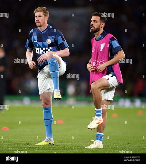 Manchester City S Kevin De Bruyne Left And Bernardo Silva Warm Up