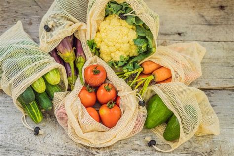 Diferentes Verduras En Bolsas Reutilizables Sobre Fondo De Madera