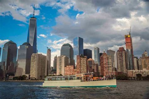 NYC: Sightseeing Holiday Cruise with Drink | GetYourGuide