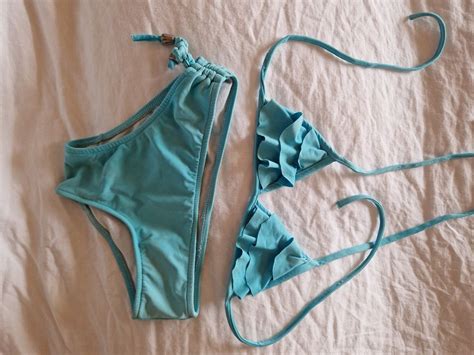 Heller türkiser Bikini mit Rüschen Grösse 122 Sommer Gebraucht in Gwatt Thun für CHF 13