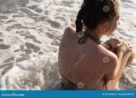 Joven En Bikini Sentada En Una Mujer Bonita Fuera Del Agua Imagen De