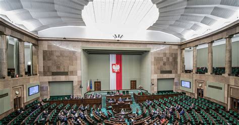 Nowy sondaż Kantar Pięć partii w Sejmie Wiadomości