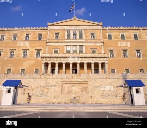 Edificio Del Parlamento Griego La Plaza Syntagma De Atenas El Centro