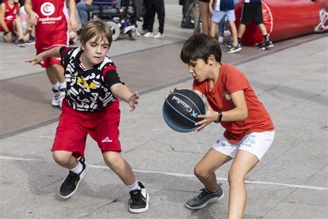 Fotos 400 niños juegan a baloncesto en el 3x3 de Caixabank Imágenes