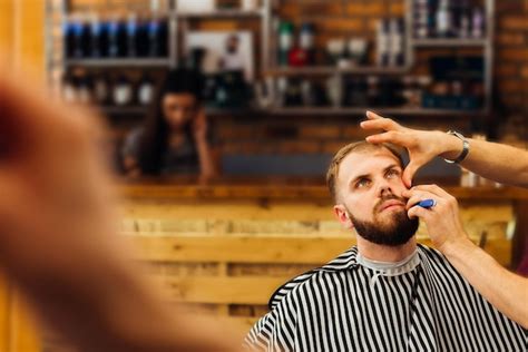 Un Hombre En Un Estudio De Peluquer A Con Barba Larga Se Sienta En Una