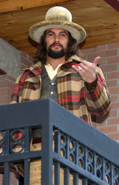 Jason Momoa Shaka Sign Pictures | POPSUGAR Celebrity | Jason momoa ...