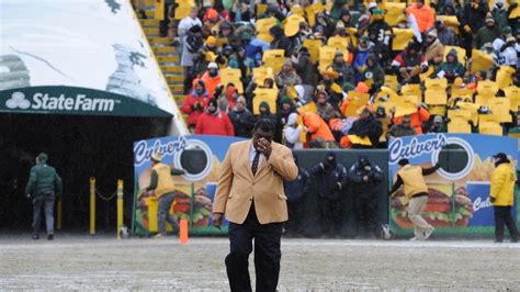 Hall Of Famer Dave Robinson Honored At Lambeau Field