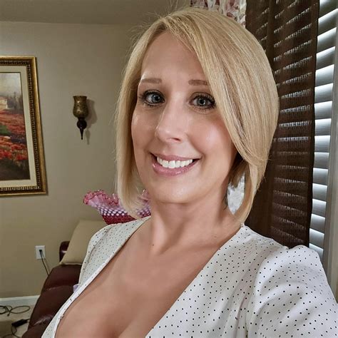 Best thing about summer is soaking up the sun ☀️ 👉 www.loripoling.com 👈