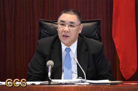 行政長官崔世安列席立法會全體會議，就2018年財政年度施政報告內容回答議員提問。 澳門特別行政區政府入口網站