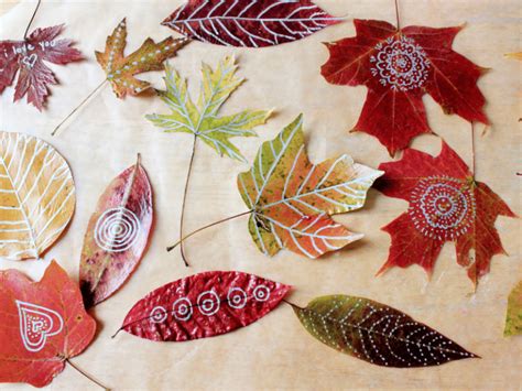 10 Autumn Crafts with Leaves for Kids