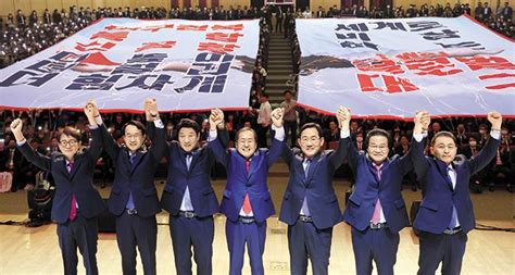 ‘대구경북신공항 특별법 통과 기념하며 만세